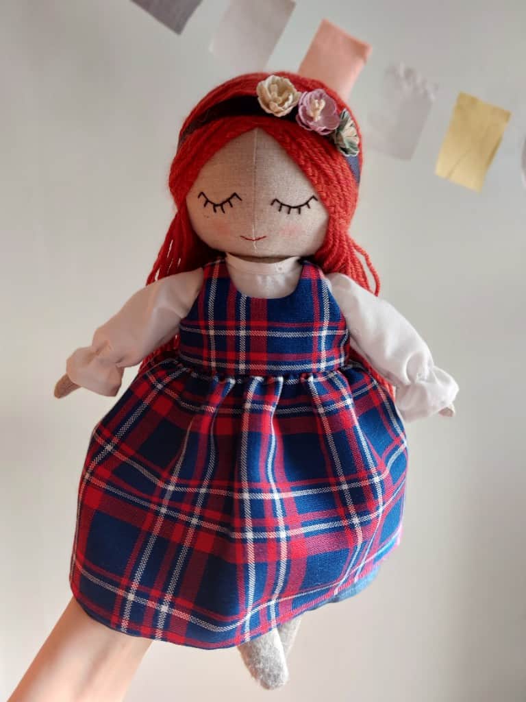 Ar rokām darināta lelle, Rudmate