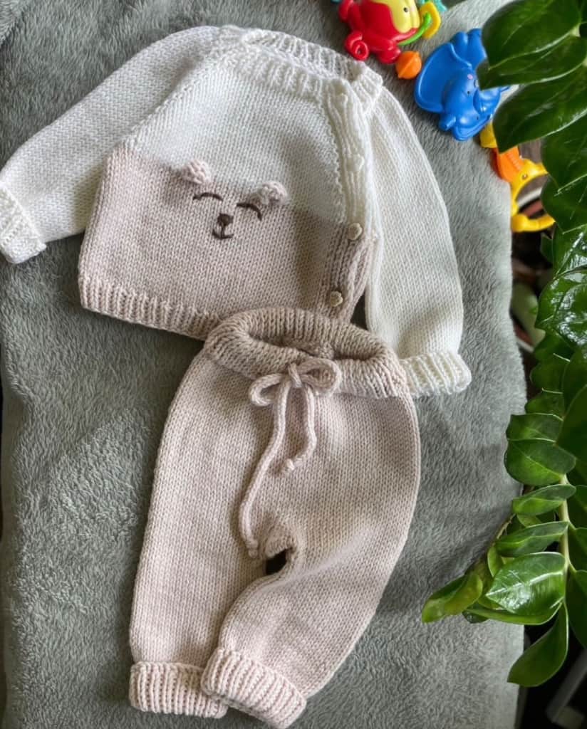 Adīts komplektiņš mazulītim.