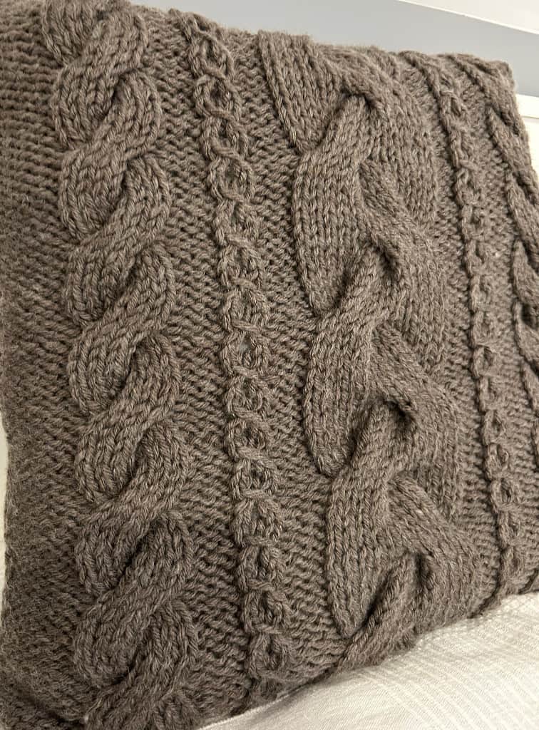 Adīts dekoratīvais spilvens ar pīnēm