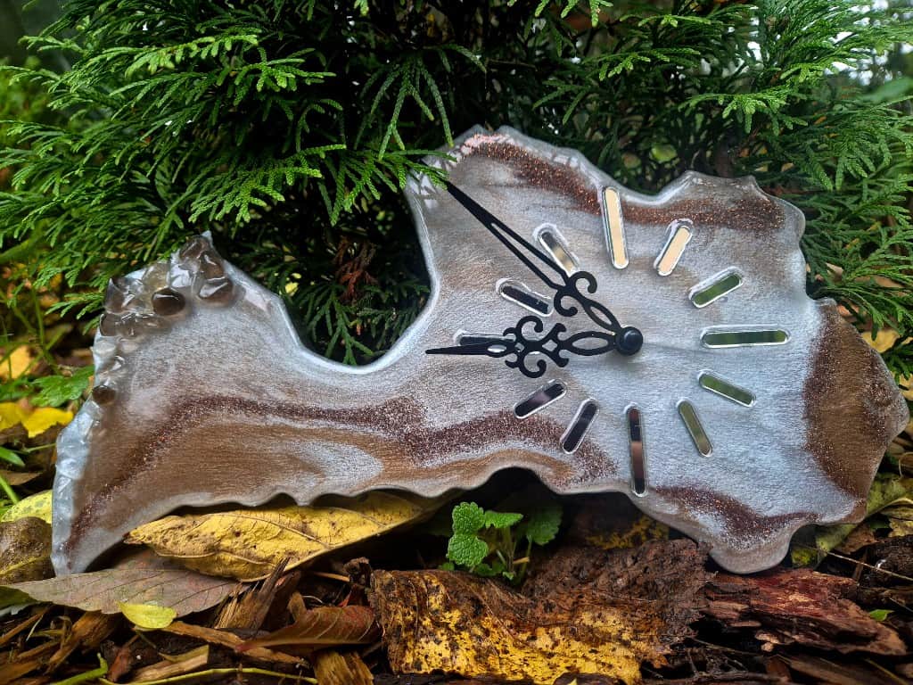 Sienas pulkstenis Latvijas kartes formā