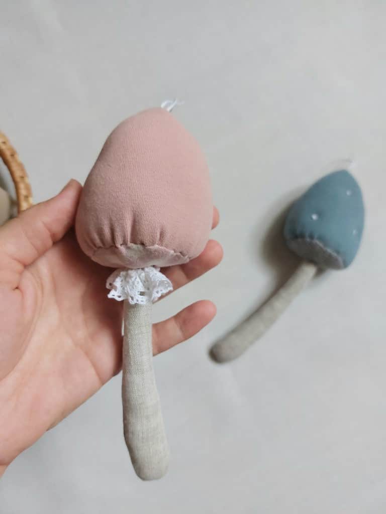 Sēnes virtenē ar lapiņām, rozā