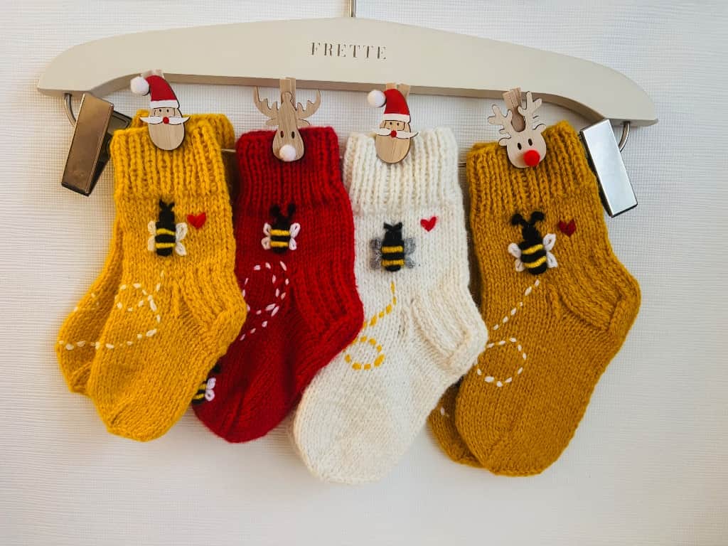 Mazuļu zeķītes un cimdiņi.