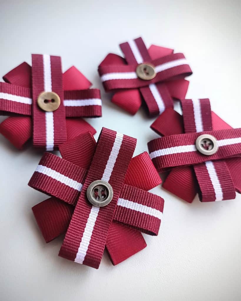 Mazā piespraude latviska