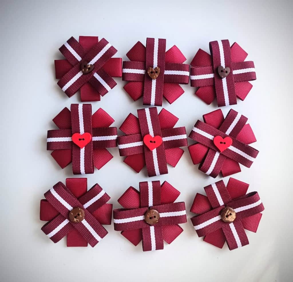 Mazā piespraude latviska