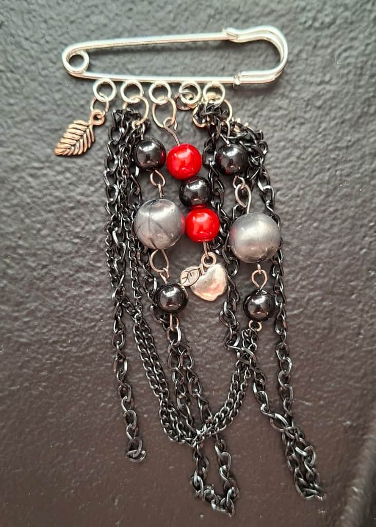 Modīgas piespraudes, kas piešķirs jūsu tērpam īpašu raksturu.