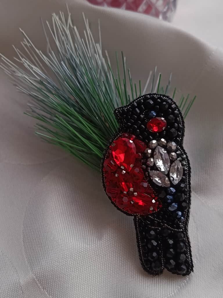 Broša Sarkankrūtītis 