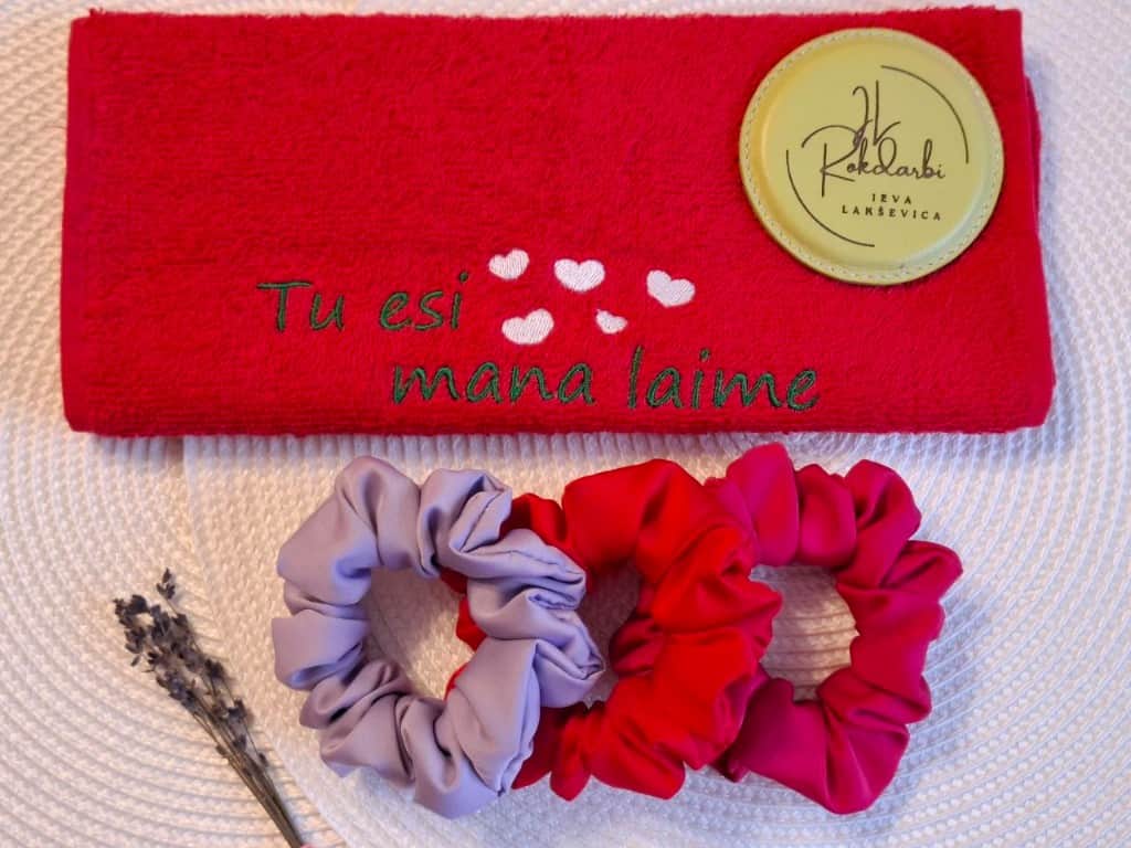 Dvielis ar izšuvumu + matu gumijas komplekts