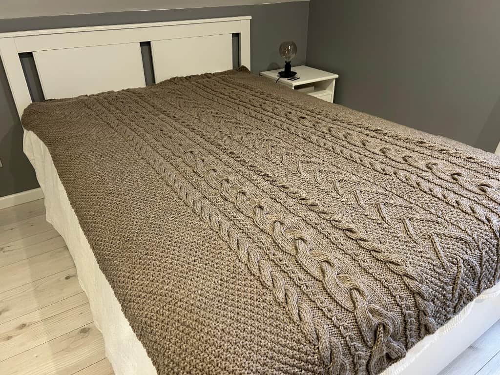 Ar rokām adīta vienvietīga sega – bēšīgi brūnā tonī