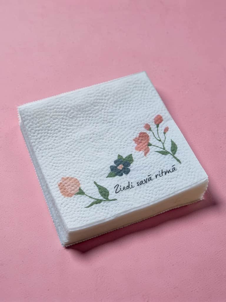 Salvetes ar apdruku "Ziedi un vārdi"