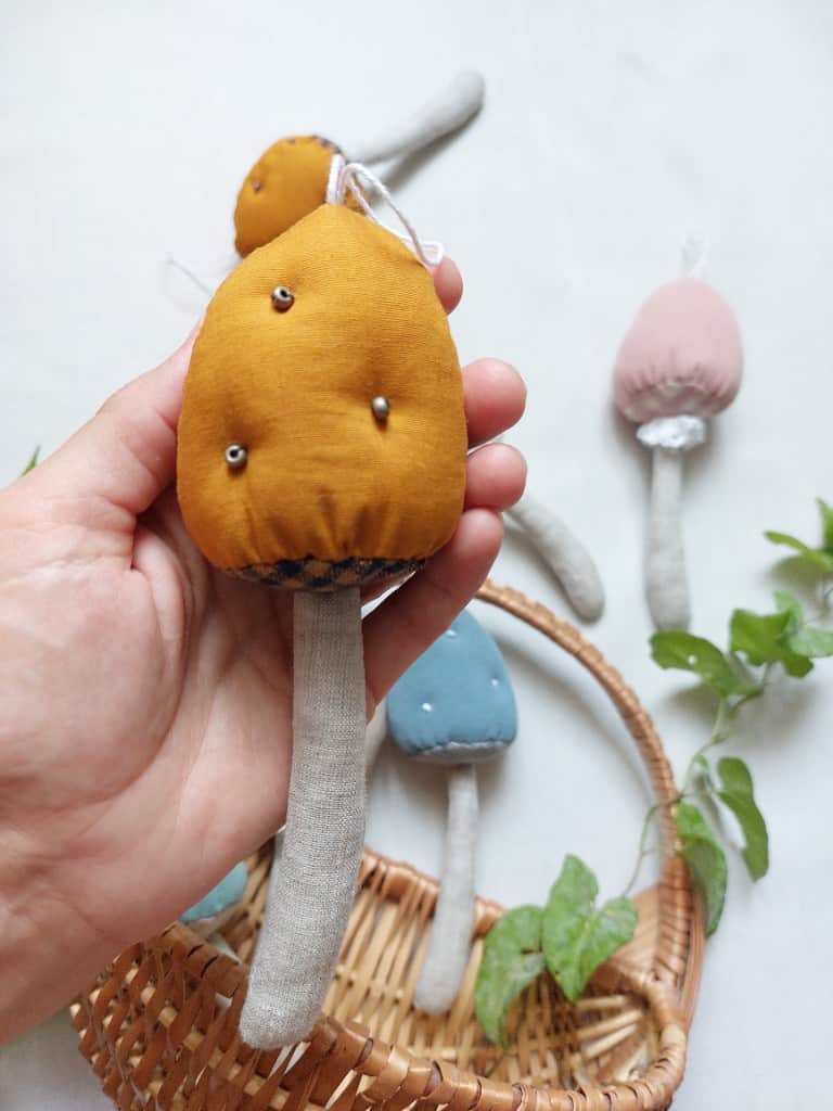 Sēnes virtenē ar lapiņām, brūnas