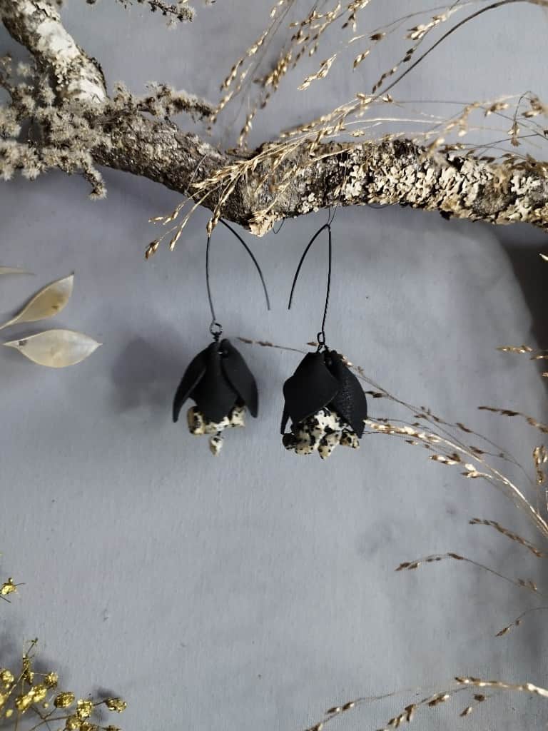 Ādas "Ziedu" auskari ar labradorītu