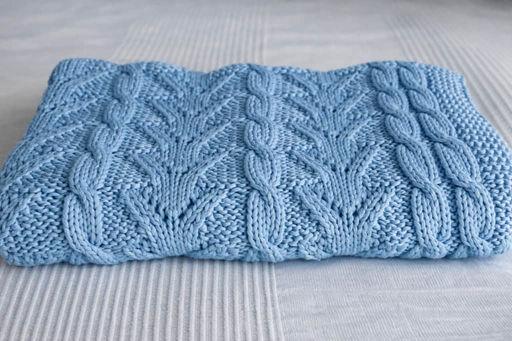 Adīta gaiši zila bērnu sedziņa