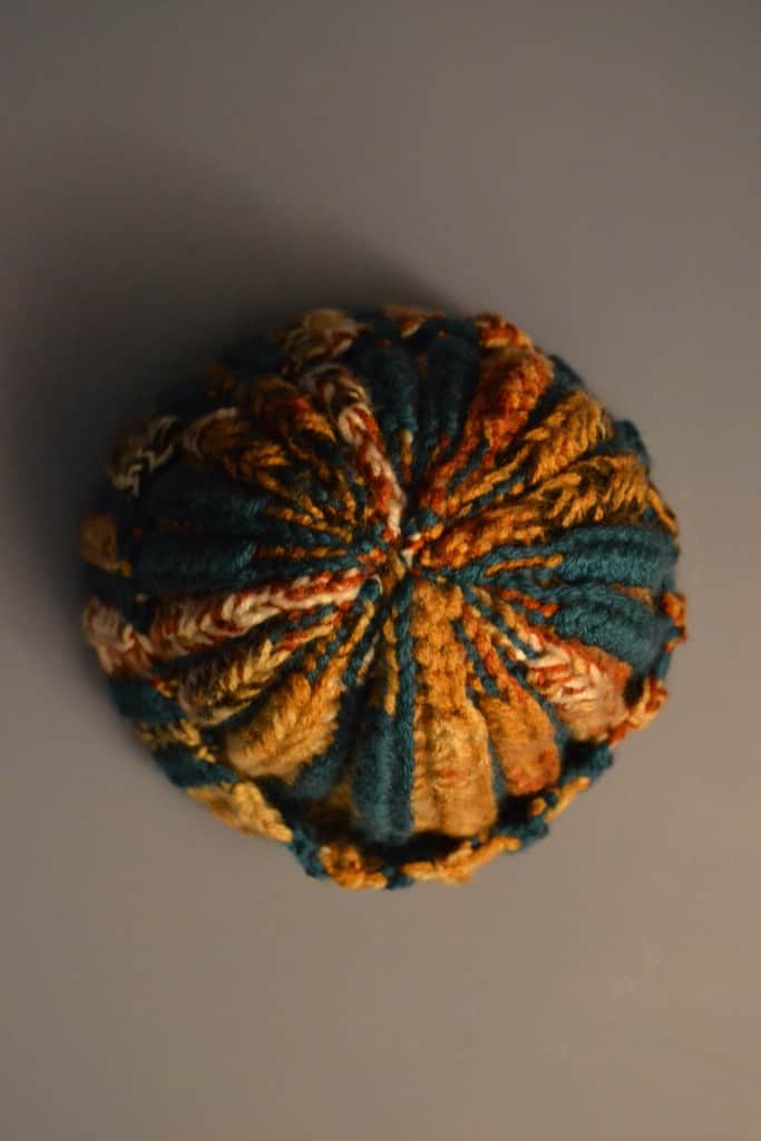 tamborēts oranži zils bīnijs