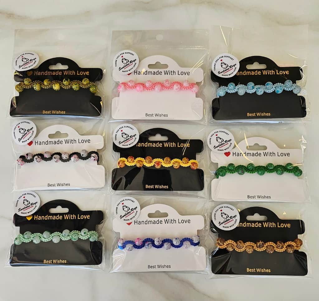 Pīta rokassprādze ar stikla pērlītē