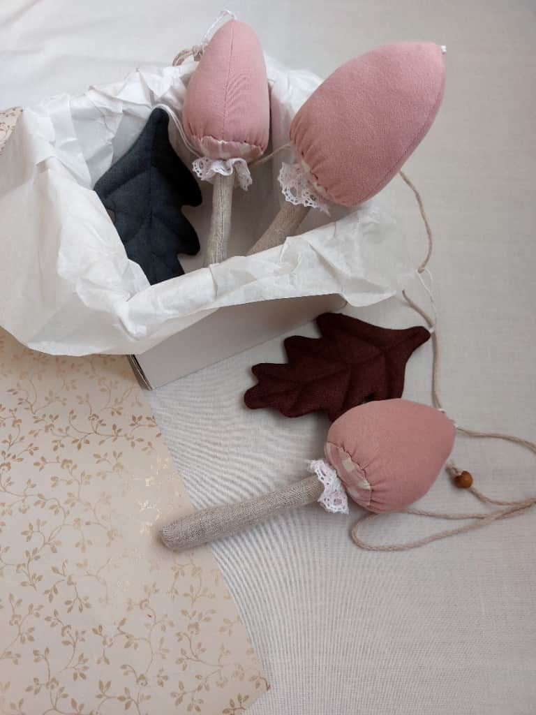 Sēnes virtenē ar lapiņām, rozā