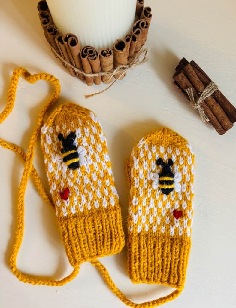 Mazuļu zeķītes un cimdiņi.