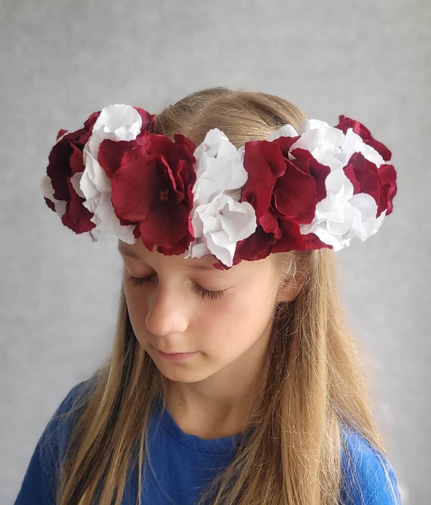 LV krāsas mākslīgo ziedu vainags.