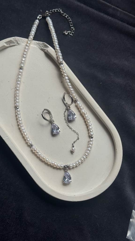 Upes pērļu kaklarota un auskari 