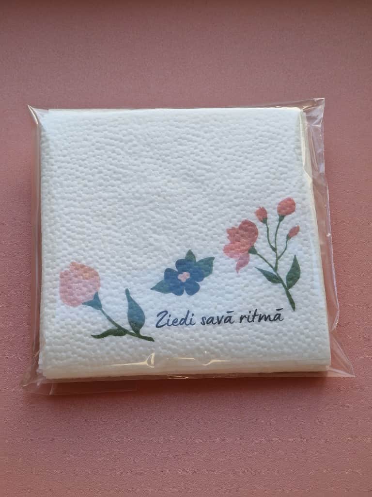 Salvetes ar apdruku "Ziedi un vārdi"