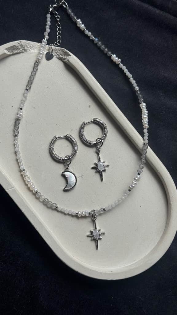 Kaklarota un auskari ar zvaigzni un mēnesi 