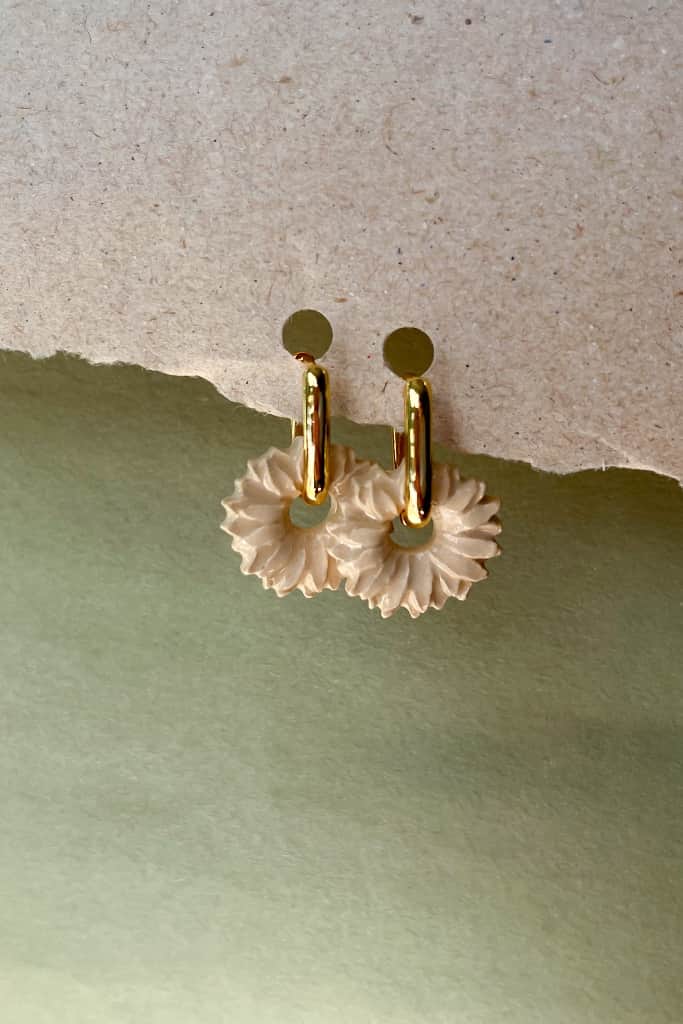 Baltā māla ziedu auskari