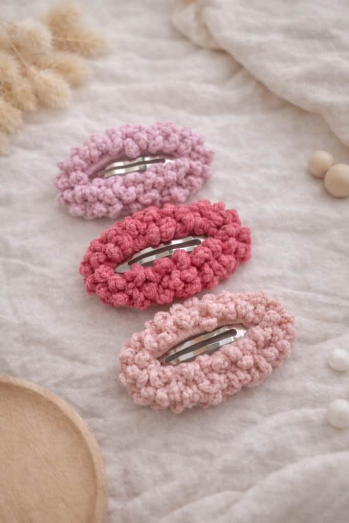 Adītas matu sprādzītes meitenēm 