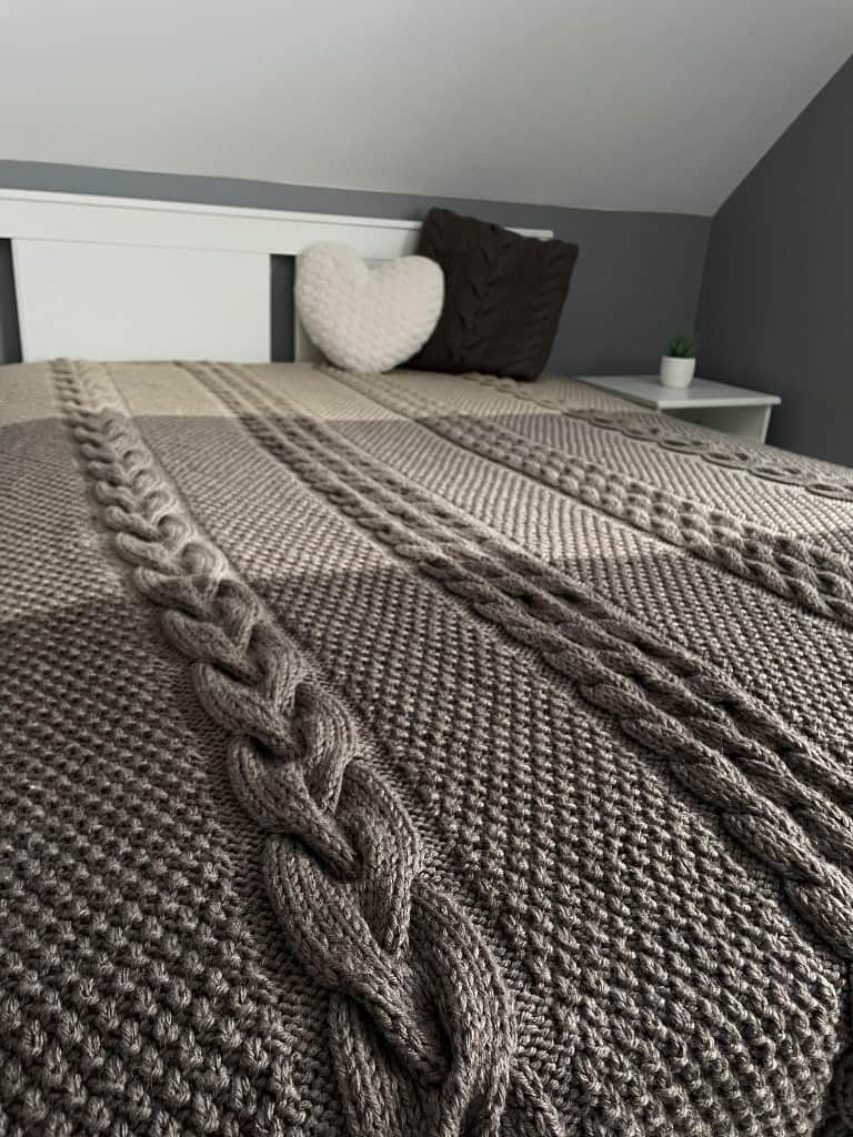 Ar rokām adīta 2-vietīgā sega – pārklājs