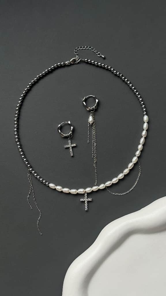 Upes pērļu kaklarota un auskari 