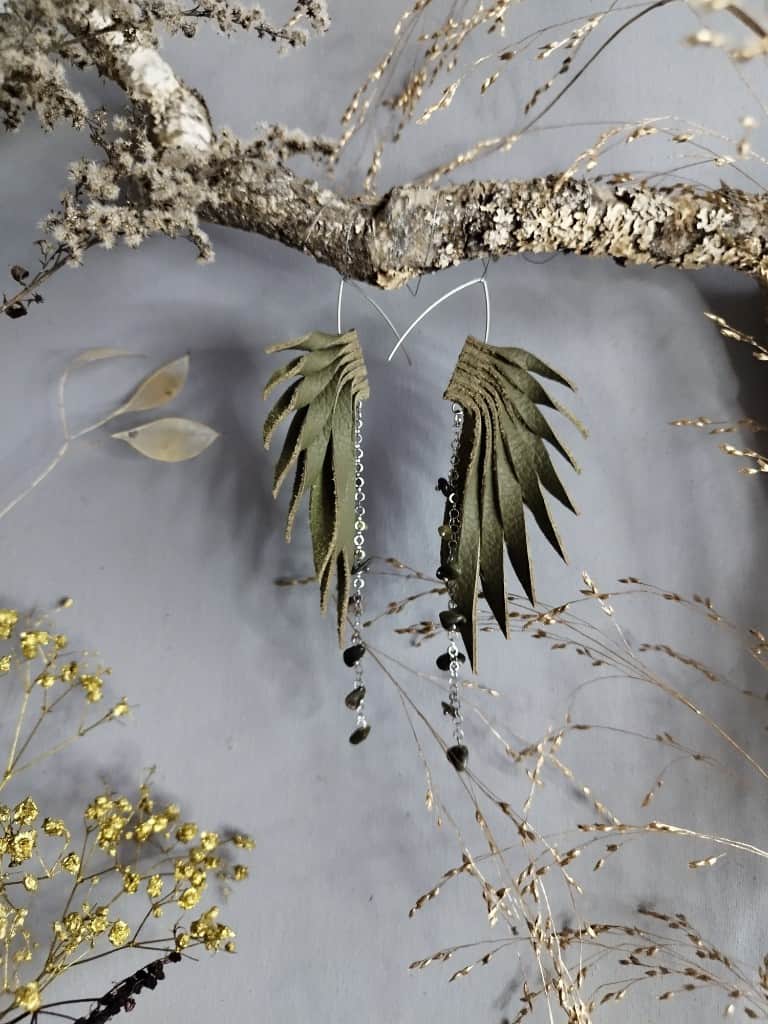 Ādas auskari "Valkīras spārni" ar dzintariem