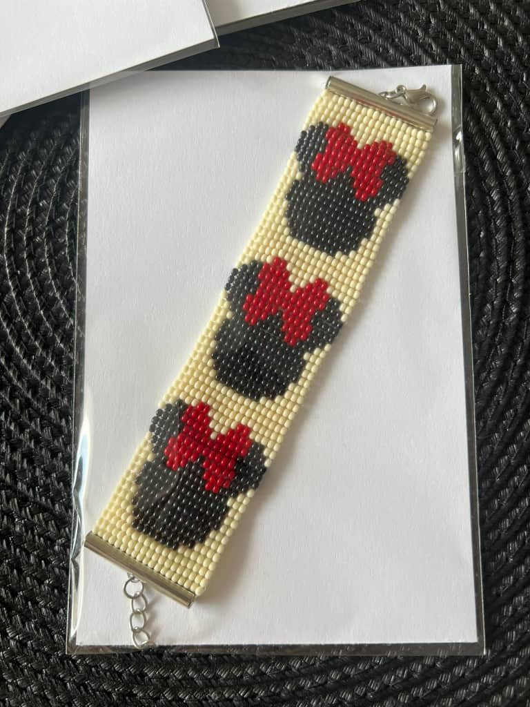 Pērļotas rokassprādzes