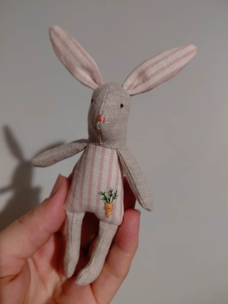 Mini zaķis ar izšūtu burkānu