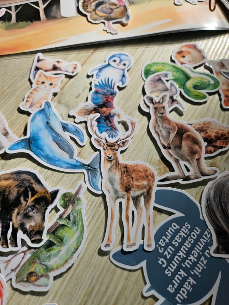 Lipekļu grāmata "Dzīvnieku burtiņi"