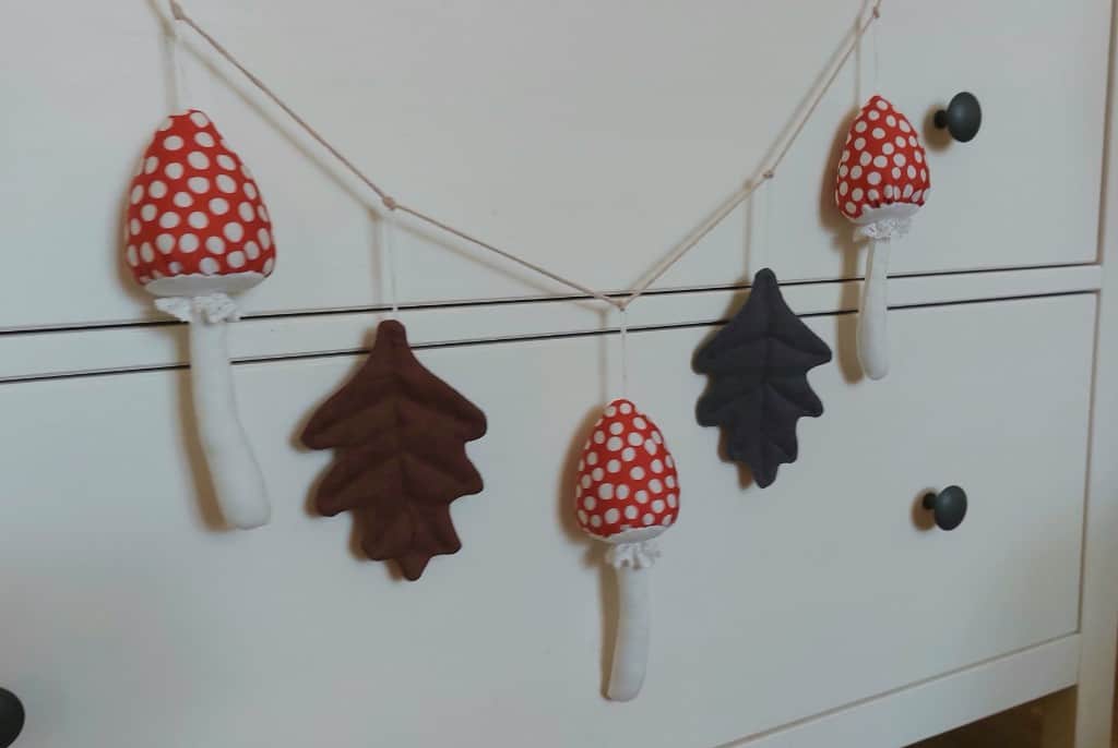 Sēņu virtene, mušmires ar lapiņām