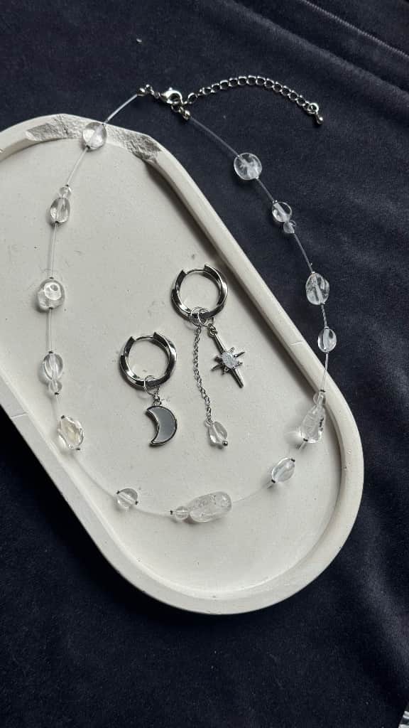 Kaklarota ar kalnu kvarcu