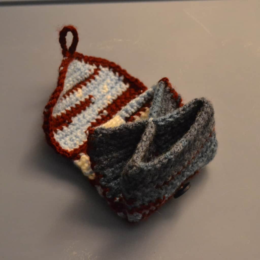 tamborēts maciņš ar 3 nodalījumiem