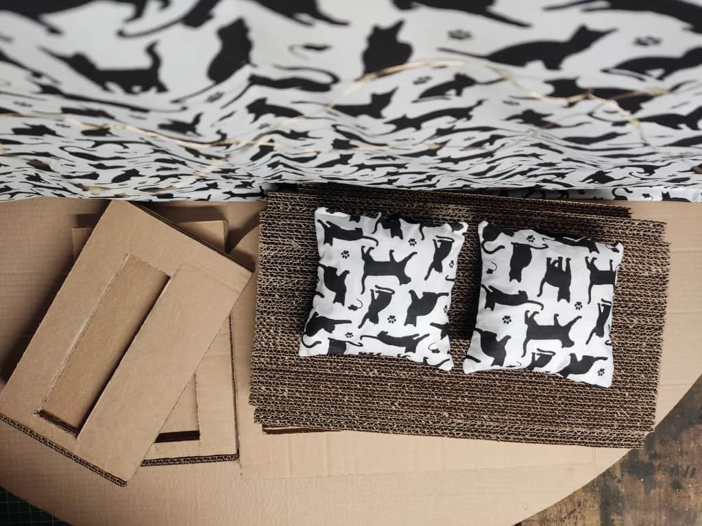 Kaķu nagu skrāpis - dīvāns.