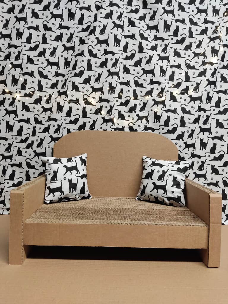 Kaķu nagu skrāpis - dīvāns.