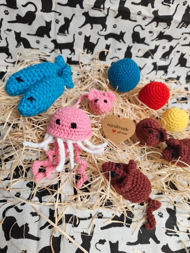 Kaķu rotaļlietu komplekts.