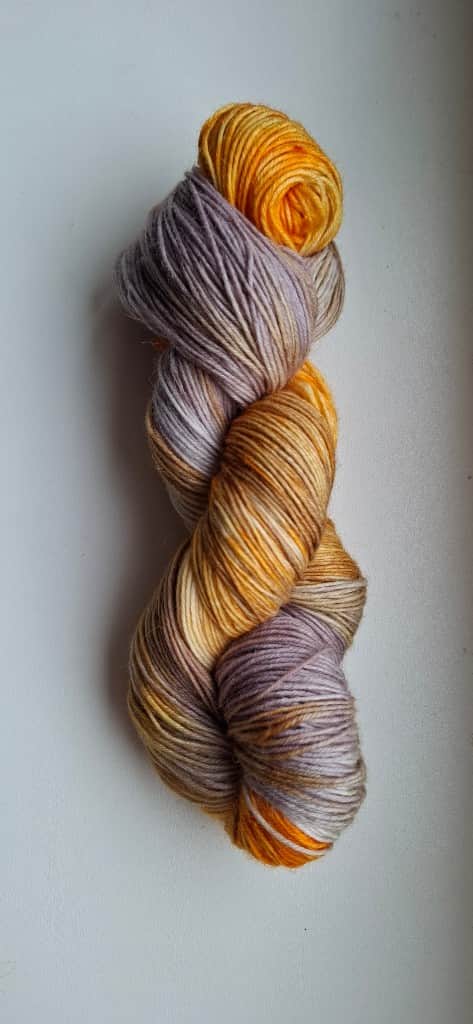 Ar rokām krāsota zeķu dzija