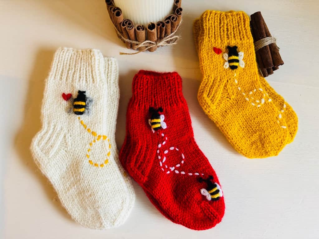 Mazuļu zeķītes un cimdiņi.