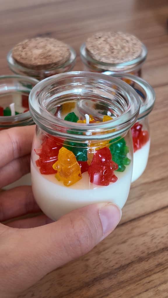 Sojas vaska svece ar krāsainiem želējlācīšiem