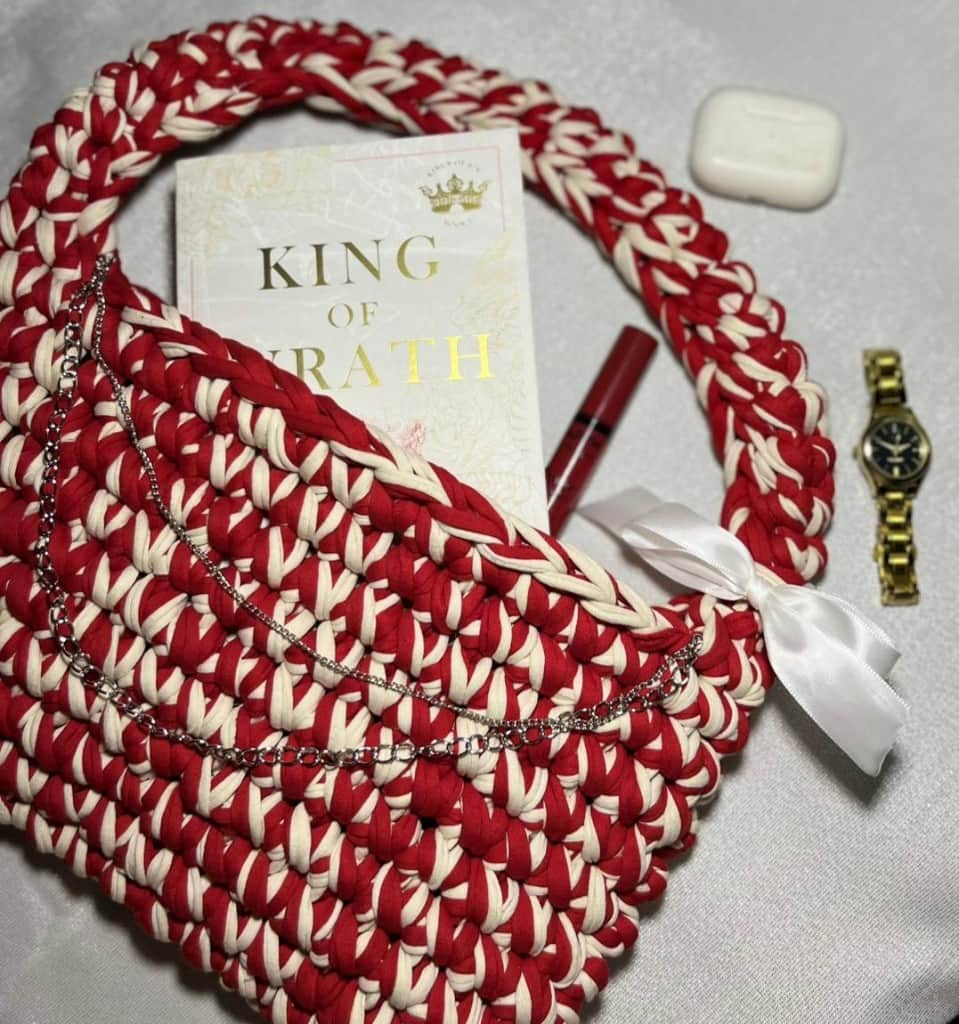 Tamborēta soma: sarkana un balta ar sudraba ķēdīti