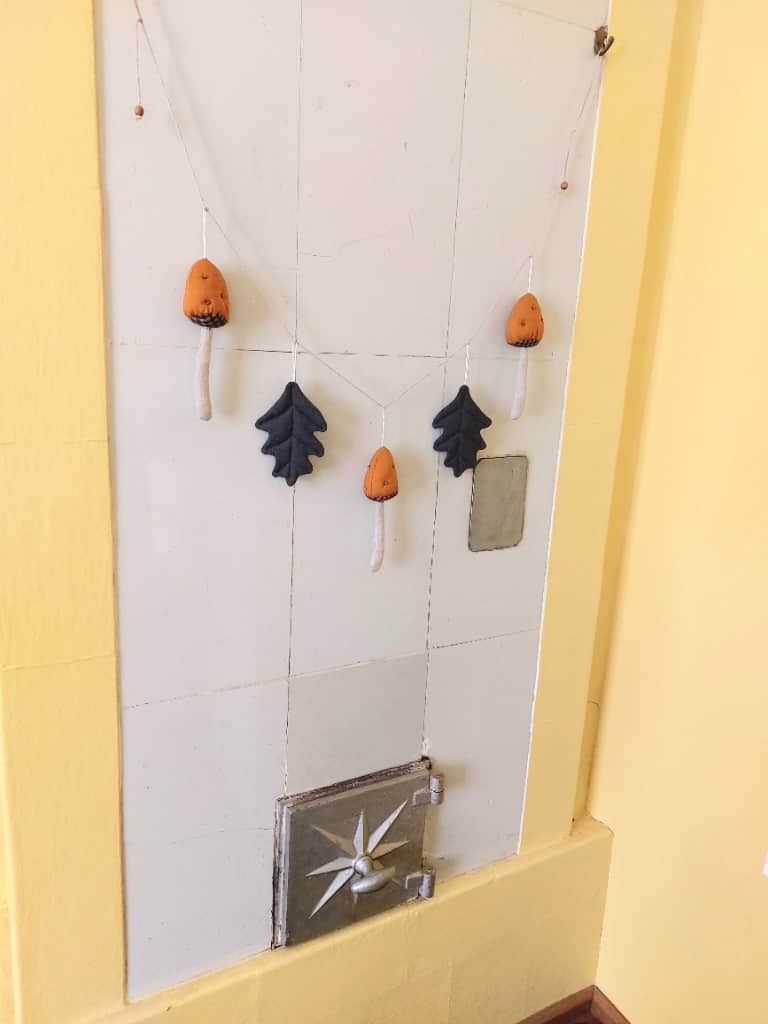 Sēnes virtenē ar lapiņām, brūnas