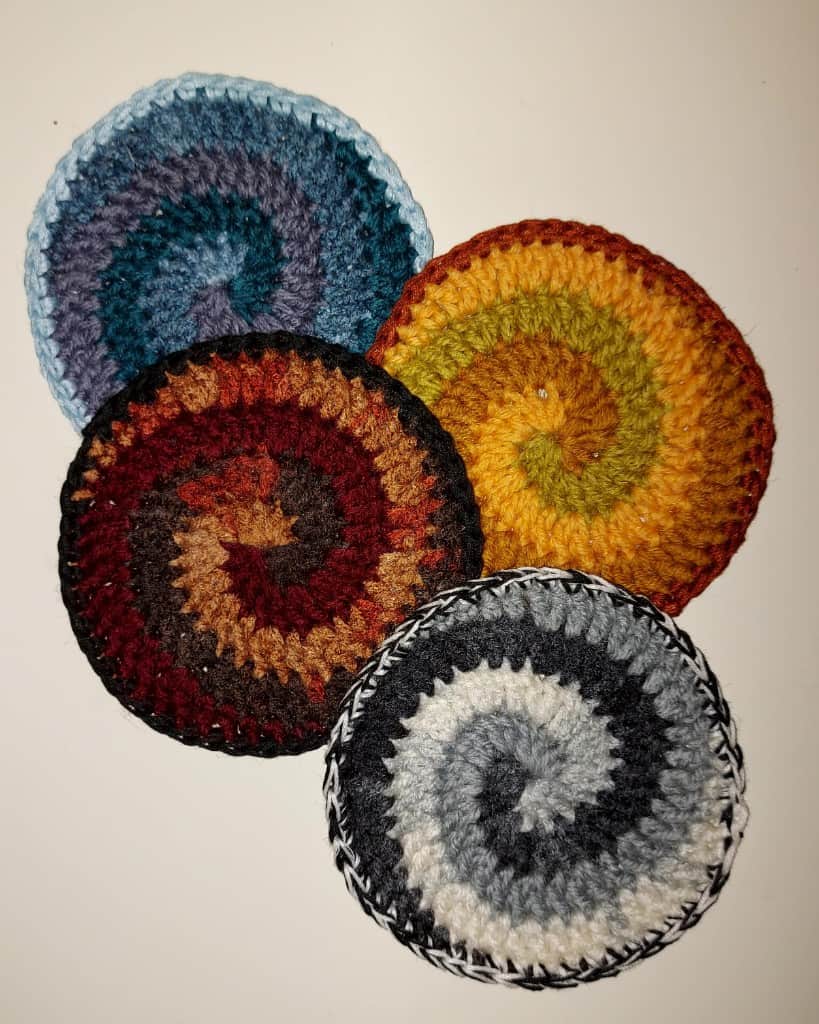 tamborēts krūzīšu paliktnīšu komplekts (4 gab.)