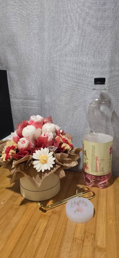 Dekoratīvās dabīgās sojas un kokosriekstu vaska svece "ziedu lielais pušķis"