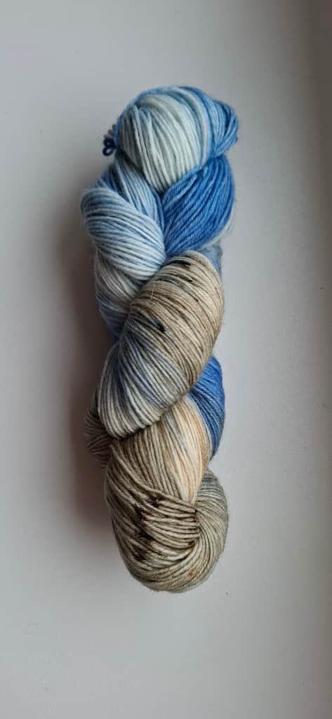 Ar rokām krāsota zeķu dzija