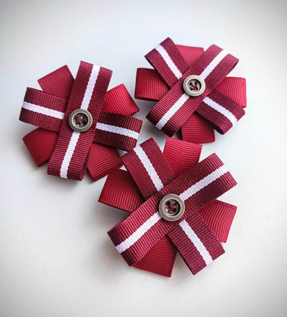 Mazā piespraude latviska