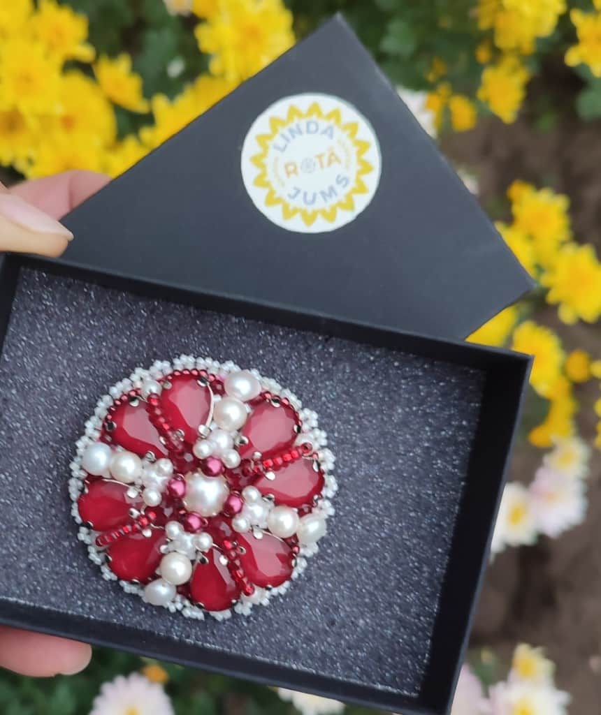 Piespraude latviskās krāsās