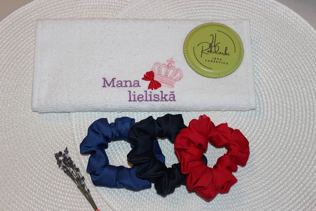 Dvielis ar izšuvumu + matu gumijas komplekts