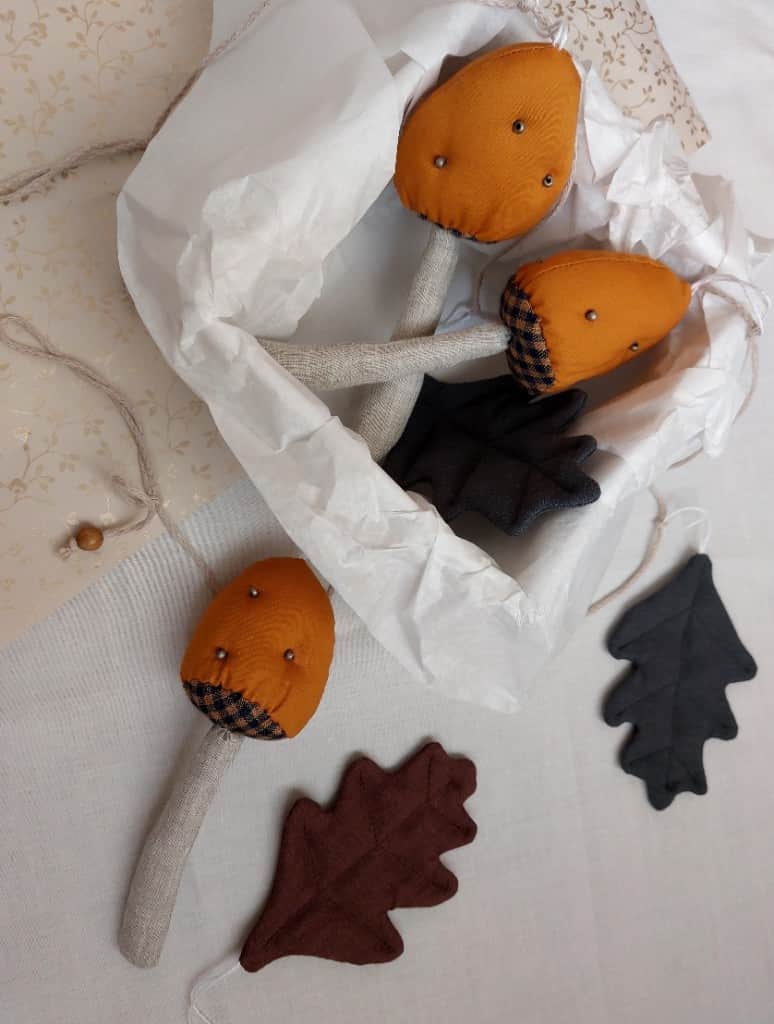 Sēnes virtenē ar lapiņām, brūnas